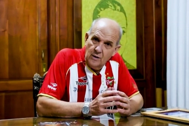 En la previa del clásico platense, Zurro se puso la camiseta de Estudiantes y volvió a cruzar a Milei