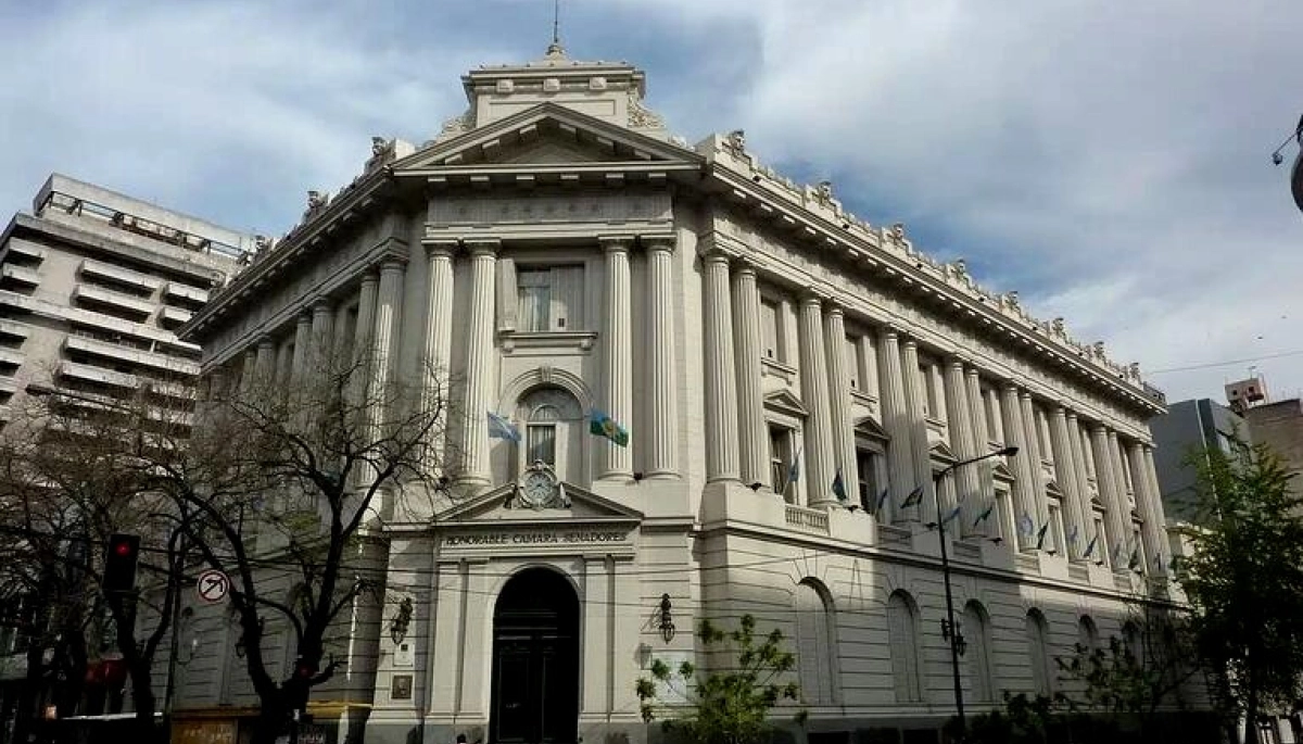Caos en la Legislatura: militantes libertarios y peronistas se enfrentaron en pleno centro de La Plata