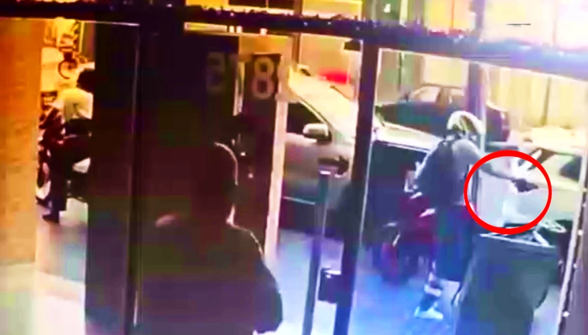 Motochorros en Tres de Febrero: motociclista fue asaltado en el centro comercial de Caseros