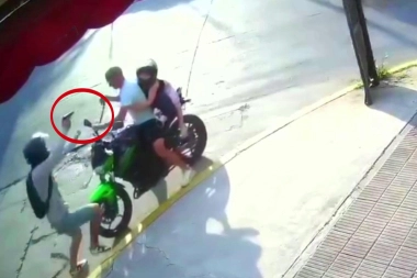 Un motoquero y la pequeña hija fueron asaltados a balazos en Tres de Febrero