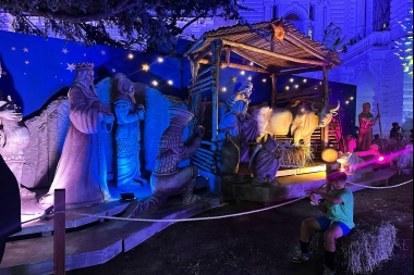 Una multitud de familias de La Plata vivió la bendición del y el encendido del árbol de Navidad