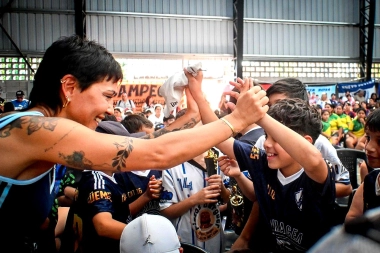 Mayra Mendoza celebró a los clubes de barrio: entregó trofeos a más de 40 instituciones en Quilmes