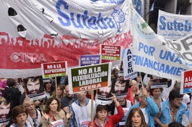 Docentes bonaerenses realizan paro nacional y movilización contra proyecto de flexibillización