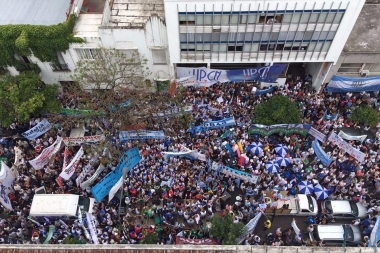 Alertados ante posibles cambios en jubilaciones, gremios bonaerense realizaron “abrazo” al IPS