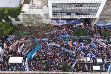 Bancarios, médicos y docentes en paro contra la reforma previsonal y en defensa del IPS
