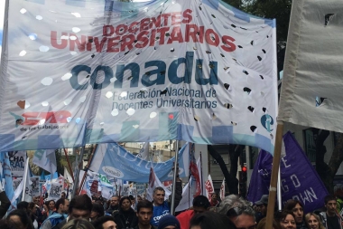 Docentes universitarios realizan una marcha federal en reclamo de mejoras salariales