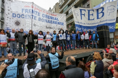 Gremios docentes convocan a una clase pública contra los "despidos masivos" en Educación