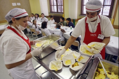 Desde la izquierda advierten sobre el estado de "vulnerabilidad nutricional" de los comedores escolares