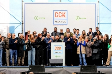 Rodeado de intendentes aliados, Kicillof inauguró un CCK, previo al acto de Cristina
