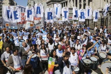 Docentes cumplen su segunda jornada de paro en reclamo de mejoras salariales