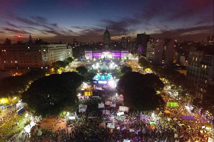 #8M: masiva movilización de mujeres por el aborto legal y contra la “violencia machista”