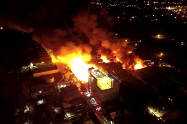 Incendio en la fábrica Mafissa de La Plata: vecinos tuvieron que evacuar la zona de riesgo