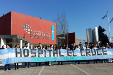 Tras el abrazo simbólico, dieron marcha atrás con el recorte presupuestario del Hospital "El Cruce"