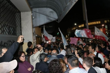 Sánchez Zinny pasó mal momento en Avellaneda: docentes lo escracharon y pidieron paritaria