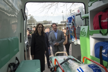 Vidal entregó dos ambulancias y visitó Unidad de Diagnóstico Precoz en Escobar