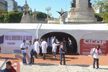 Médicos de CICOP realizan nuevo paro de 24 horas e instalan carpa sanitaria frente al Congreso