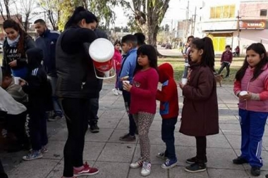 Vecinos organizados dan viandas a pibes en plazas de La Matanza: piden ayuda a Provincia y Municipio