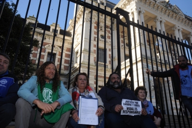 Docentes fueron a Gobernación y esperaron sentados en la puerta: no pudieron entregar petitorio