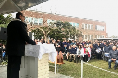 En medio del conflicto de Astillero con Provincia, el arzobispo de La Plata dio misa para trabajadores