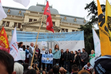 Trabajadores del Astillero y estatales movilizaron a la Legislatura: anunciaron nueva fecha de paro
