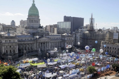 Masiva marcha para pedir por la Emergencia Social: CGT, CCC, Barrios de Pie con un solo pedido