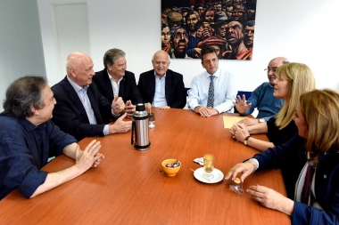Massa busca esquivar las fugas del bloque y se muestra junto a Alfonsín, Stolbizer y los socialistas