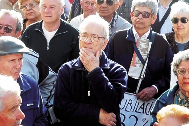 El bono de Macri no es para todos: jubilados y pensionados se quedaron afuera de la medida