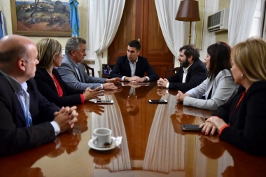 Mientras radicales protestan, alcaldes Pro se alinean y salen a bancar Presupuesto de Vidal