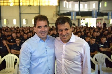 En traje de candidato, Manes dio una charla para cadetes de la Policía