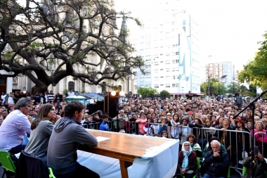 ¿Empezó su campaña?: Kicillof desembarcó en Mar del Plata con duras críticas a Vidal