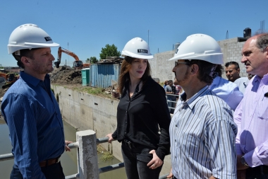 Vidal junto a Insaurralde recorrieron obras de mantenimiento del cauce y aliviadores del arroyo Del Rey