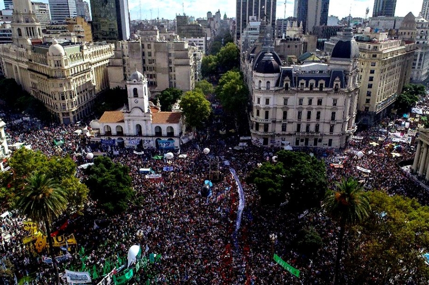 Memoria, Verdad y Justicia: una multitud copó Plaza de Mayo, a 43 años del Golpe Estado