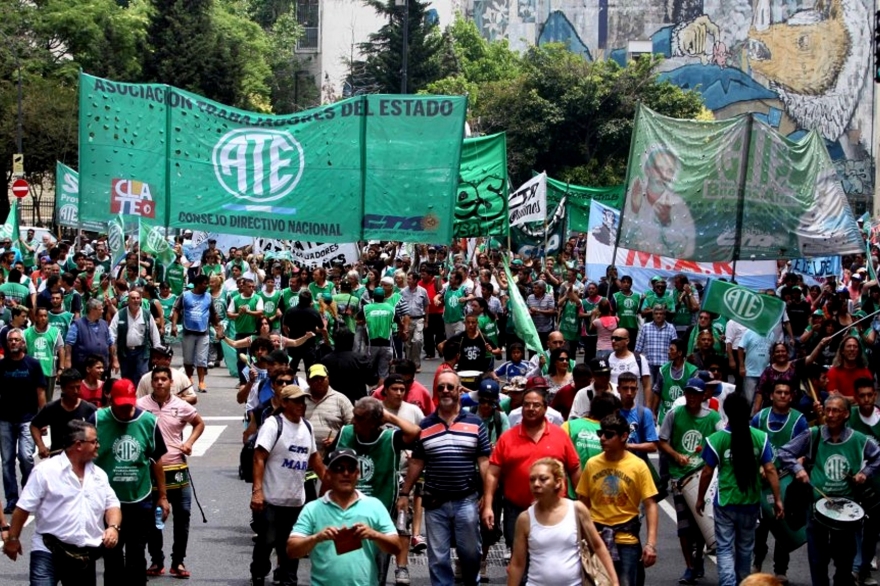 Estatales bonaerenses paran y le exigen a Vidal reapertura de paritarias y pase a planta