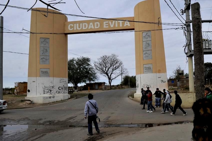 Vecinos lincharon hasta matar a un ladrón que había hecho una entradera en Ciudad Evita