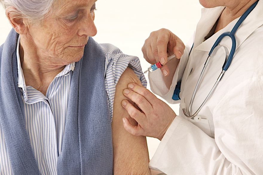IOMA lanzó la vacunación antigripal gratuita para adultos mayores: mirá dónde recibirla