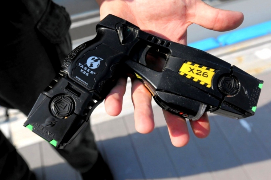 Pistolas Taser: el Gobierno Nacional oficializó el uso de armas no letales para la Policía Federal