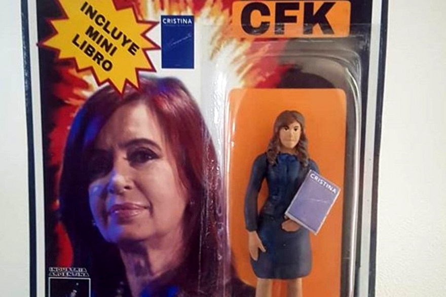 En Florencio Varela venden la “muñeca” de Cristina y hasta incluye su libro, “Sinceramente”