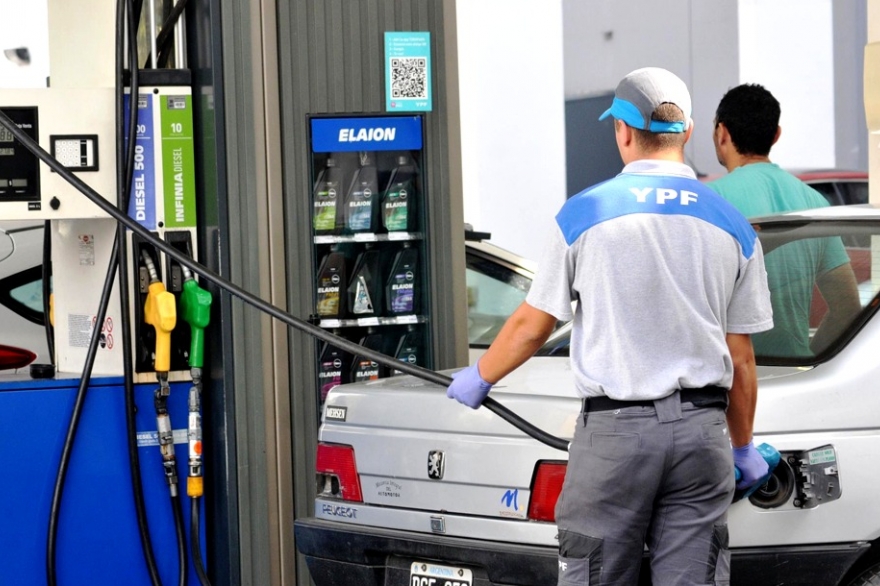 Macri dio marcha atrás y postergó impuesto a las naftas: aumentarían menos de lo anunciado
