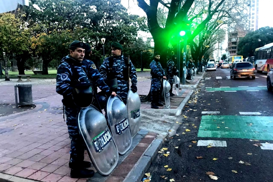 Tensión frente a  la Gobernación: realizan operativo para desalojar a los feriantes de la plaza