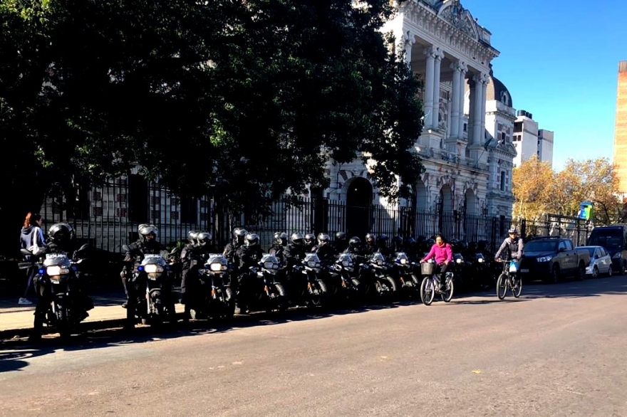 En fotos: Plaza San Martín blindada, desalojo y reclamo de feriantes frente a Gobernación