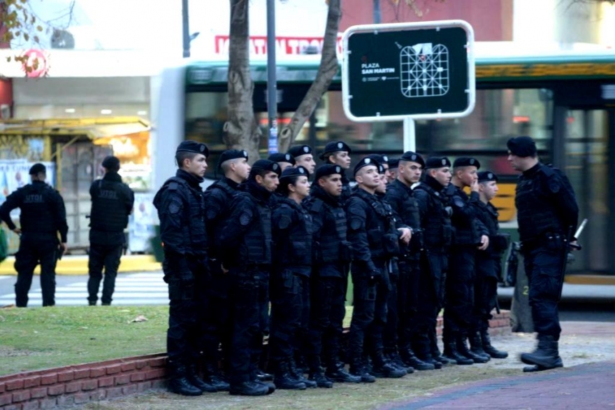 Sigue el conflicto: protesta de feriantes frente a Plaza San Martín y más de 500 policías en megaoperativo