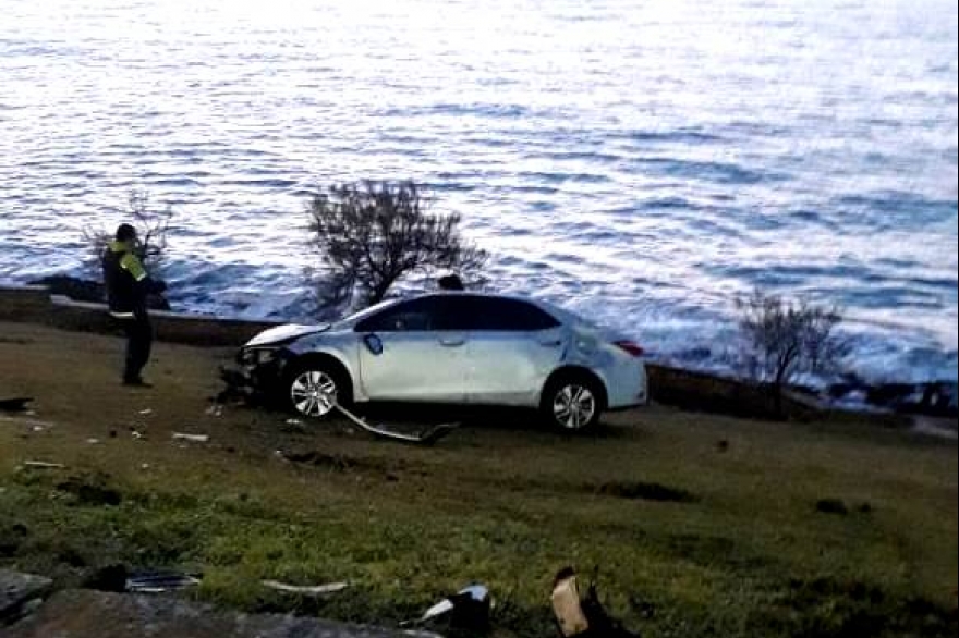 Mar del Plata: automovilista se despistó en la Costanera y terminó al borde del mar