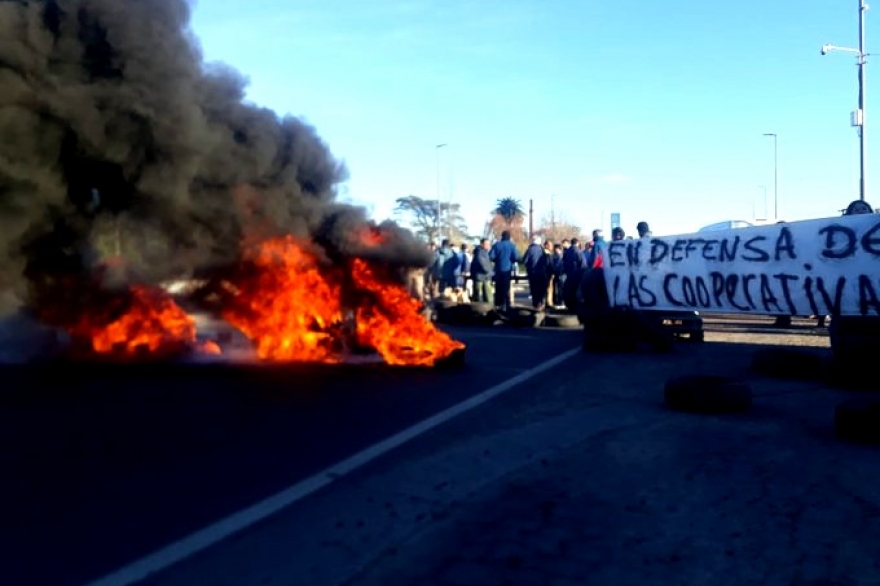 En La Plata: trabajadores de una papelera cortan calles para evitar el cierre definitivo
