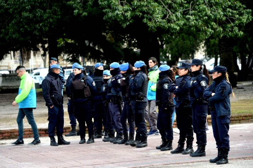 Megaoperativo contra manteros en microcentro platense: militantes y una comerciante detenidos