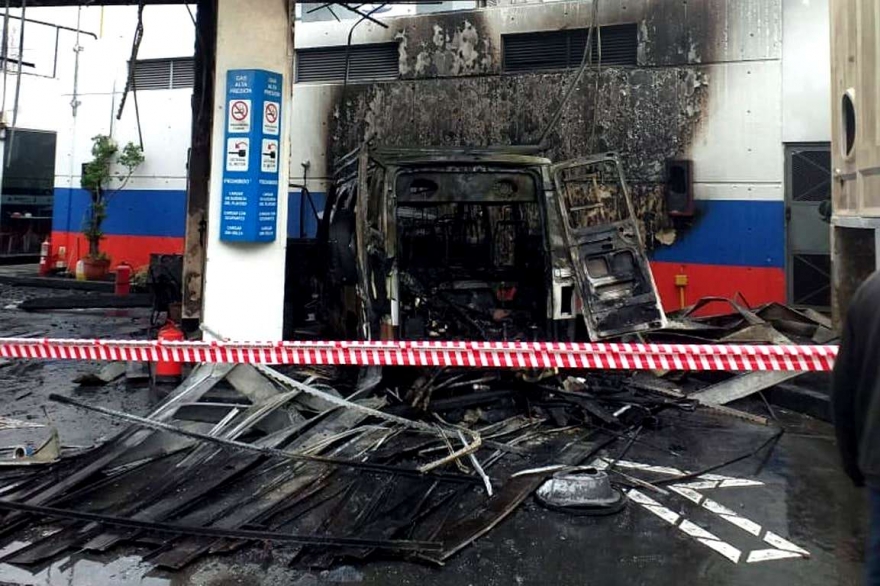 Gran susto en Morón: se incendió una estación de GNC por la explosión de una trafic