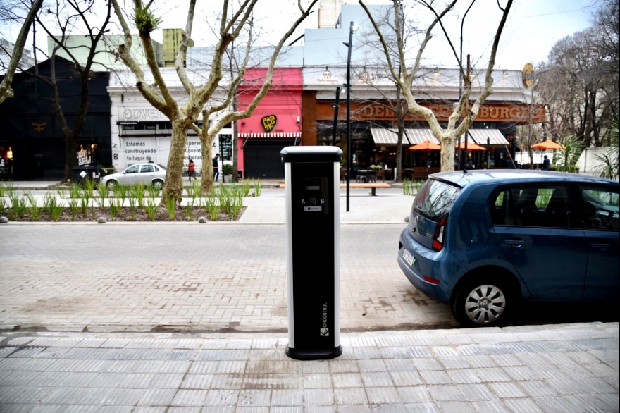 Modernización: inauguran el primer cargador para autos eléctricos en el microcentro platense