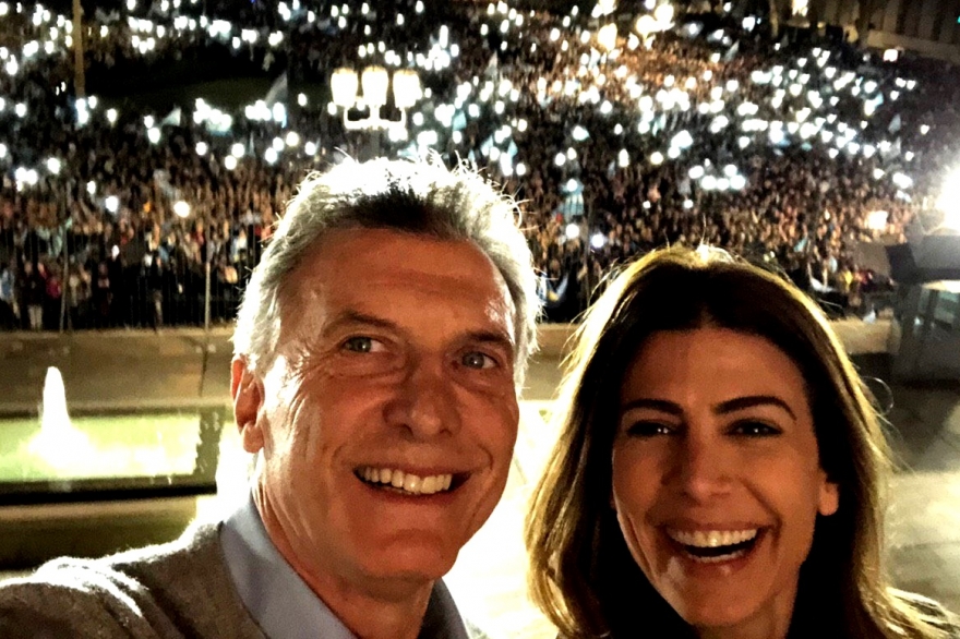 Masiva movilización en apoyo a Macri: saludo desde el balcón de la  Casa Rosada