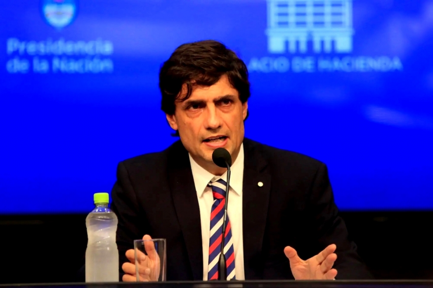 Lacunza anunció medidas para hacer frente a la crisis: piden renegociar con el FMI
