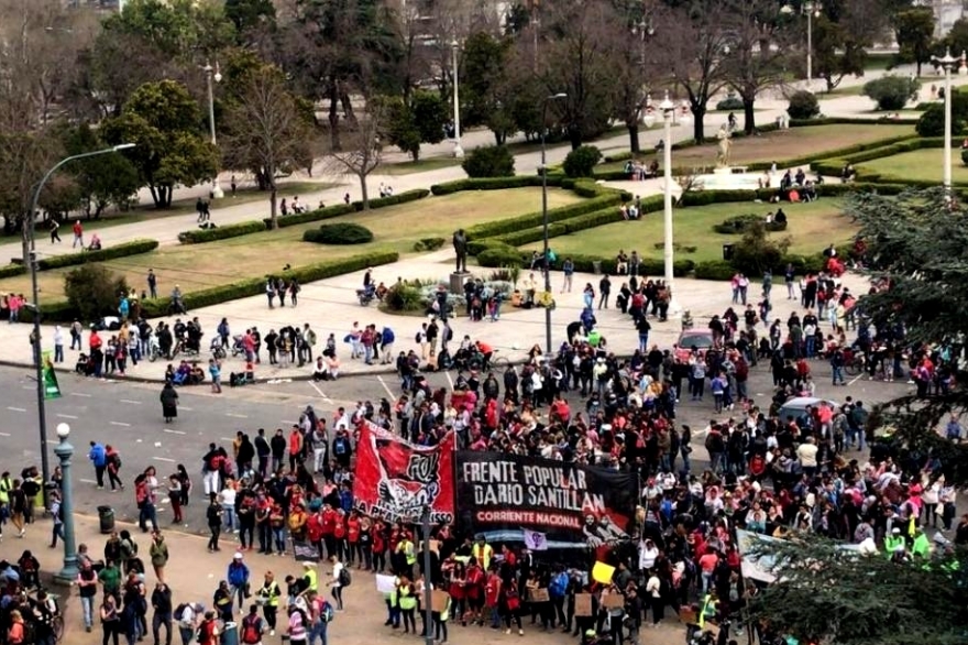 Una protesta en La Plata terminó mal: incidentes y piedrazos frente a la Municipalidad