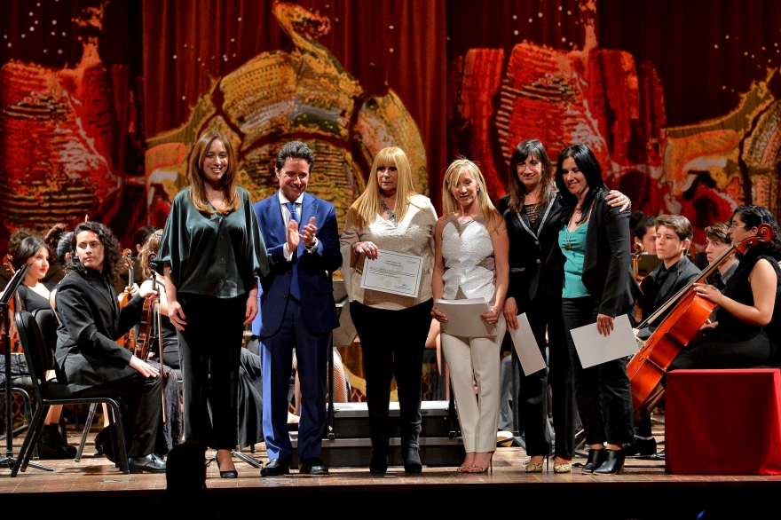 En el Teatro Colón, Vidal distinguió a directores de escuelas: “Quiero darles un gracias enorme”